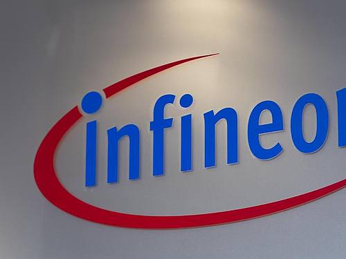 Das Logo von Infineon ist am Firmeneingang zu sehen. Foto: Matthias Rietschel/dpa-Zentralbild/dpa/Archivbild