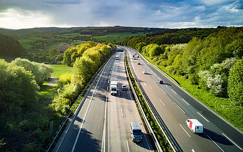 Autobahn entlang Wald