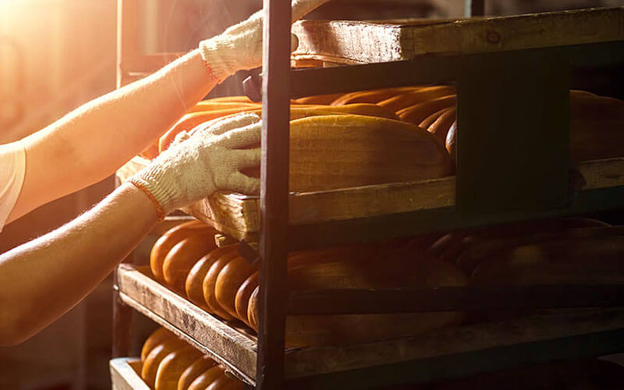 Frisch gebackene Brote in einer Bäckerei
