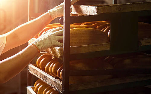 Frisch gebackene Brote in einer Bäckerei