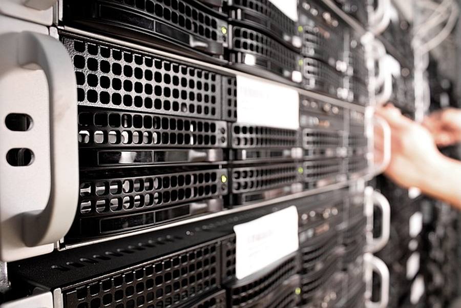 Ein Server-Rack im Rechenzentrum von hinten