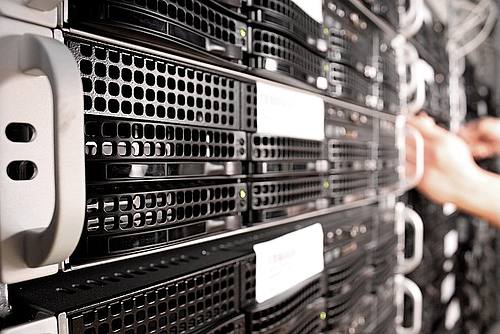 Ein Server-Rack im Rechenzentrum von hinten