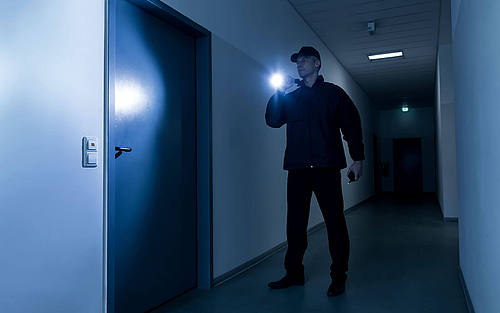 Wachmann mit Taschenlampe