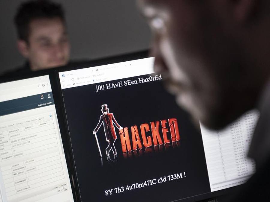Computer mit Meldung "Hacked". Foto: Frank Rumpenhorst/dpa