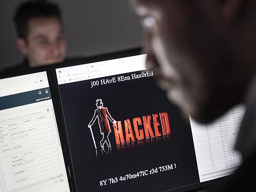 Computer mit Meldung "Hacked". Foto: Frank Rumpenhorst/dpa