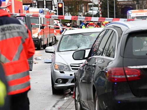 Die Unfallstelle in Volkmarsen mit dem Auto, das in einen Karnevalsumzug gefahren war. Foto: Uwe Zucchi/dpa