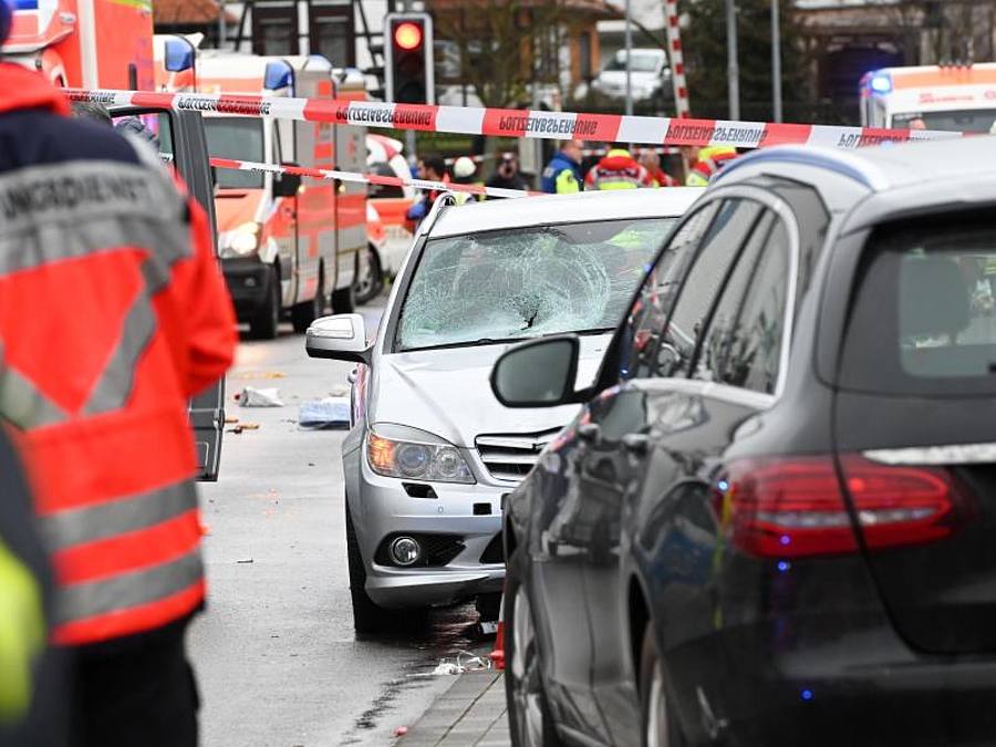 Die Unfallstelle in Volkmarsen mit dem Auto, das in einen Karnevalsumzug gefahren war. Foto: Uwe Zucchi/dpa