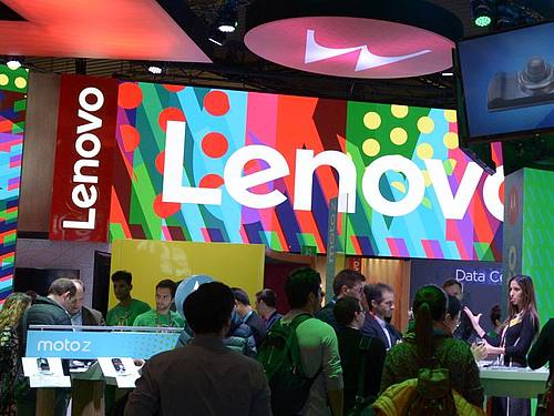 Der Stand des weltgrößten PC-Hersteller Lenovo und seiner Marke Motorola auf dem Mobile World Congress in Barcelona. Foto: Andrej Sokolow/dpa