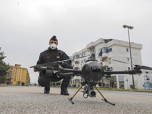 Ein Offizier der Carabinieri manövriert im Stadtviertel Scampia, Neapel, eine Drohne, um die Bewegungen der Menschen zu kontrollieren. (Archivbild). Foto: Fabio Sasso/LaPresse/dpa