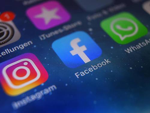 Auf dem Bildschirm eines Smartphones sind die Icons von Instagram, Facebook und WhatsApp zu sehen. Foto: Karl-Josef Hildenbrand/dpa