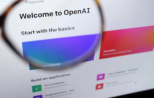 Lupe auf Website „Welcome to OpenAI“