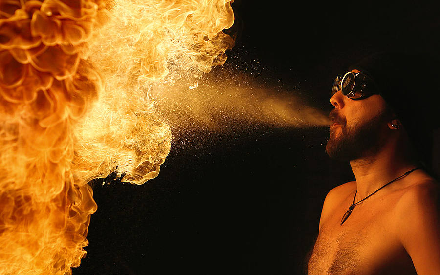 Feuerspucker mit Brille