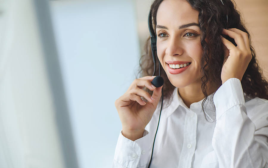 Frau mit Headset