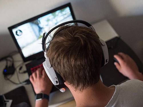 Zwischen November 2020 und Mai 2021 hat der tägliche Konsum unter den Zehn- bis 17-Jährigen um 45 Prozent zugenommen. Foto: Lino Mirgeler/dpa/Symbolbild