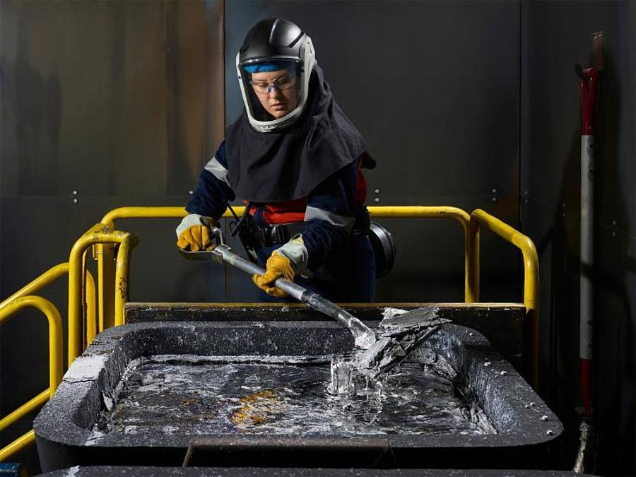 Eine Arbeiterin bei der Produktion von CO2-freiem Aluminium. Die jahrelange Entwicklung wurde von Apple über seine Green-Bond-Anleihen mitfinanziert. Foto: Apple/dpa