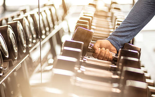 Hanteln im Fitnessstudio