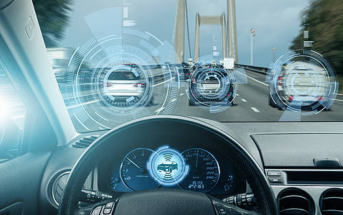 Vernetztes Auto auf Brücke