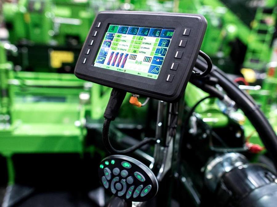 Die Digitaltechnik in der Landwirtschaft ist weit fortgeschritten - und die Folgen vielfältig. Foto: picture alliance / Hauke-Christian Dittrich/dpa