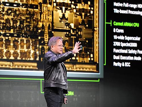 Der Chef des Chipspezialisten Nvidia, Jensen Huang, zeigt 2018 auf der Technik-Messe CES in Las Vegas einen Prototypen des Chips «Drive Xavier» für autonomes Fahren. Foto: Andrej Sokolow/dpa