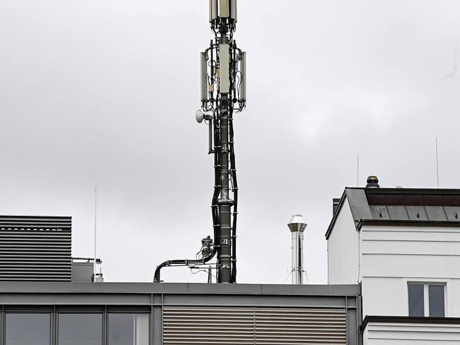 Ein Mobilfunk-Sendemast auf dem Dach der Hauptstadtniederlassung der Telekom in Berlin Mitte. Foto: Jens Kalaene/dpa-Zentralbild/ZB