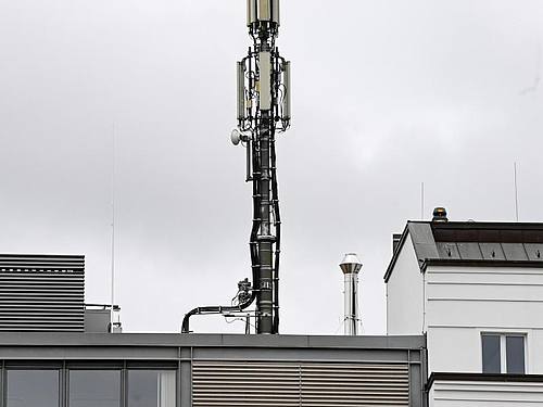 Ein Mobilfunk-Sendemast auf dem Dach der Hauptstadtniederlassung der Telekom in Berlin Mitte. Foto: Jens Kalaene/dpa-Zentralbild/ZB