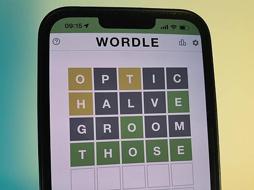 Das Rätselspiel Wordle auf einem Smartphone. Das Spiel ist von der New York Times Company übernommen worden. Foto: Christoph Dernbach/dpa