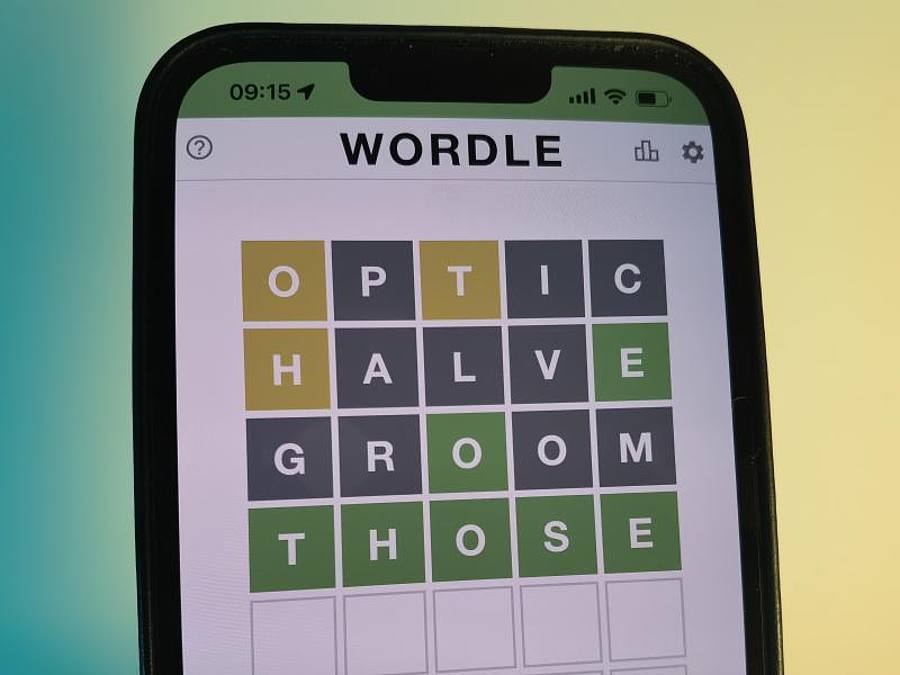 Das Rätselspiel Wordle auf einem Smartphone. Das Spiel ist von der New York Times Company übernommen worden. Foto: Christoph Dernbach/dpa