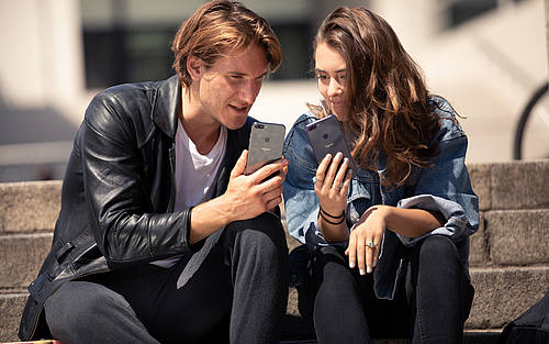 Glas-Smartphone in Grasverpackung