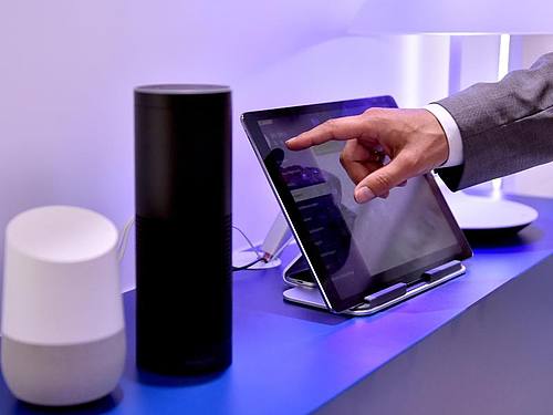 Die Lautsprecher Google Home (l) und Amazon Echo auf der IFA. Foto: Britta Pedersen/zb/dpa