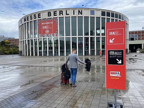 Die IFA findet wegen der Corona-Pandemie nicht als Massenevent statt, sondern ist nur für einige hundert Fachbesucher und akkreditierte Journalisten geöffnet. Foto: Christoph Dernbach/dpa