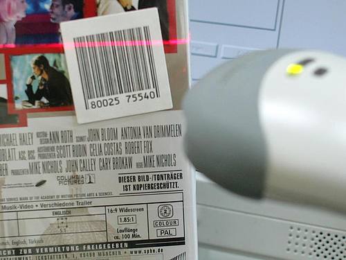 Mit einem Lesegerät wird ein Strichcode in einem Elektronikfachmarkt gescannt. Foto: Rolf Vennenbernd/dpa
