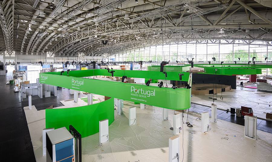 Messestände vom Partnerland Portugal werden in der Messehalle 2 aufgebaut.