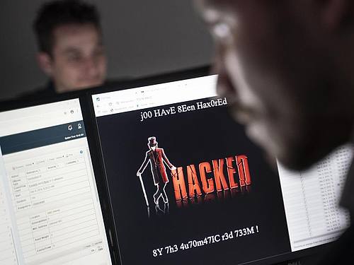 IT Security Wissenschaftler trainieren in einem Cybersicherheitszentrum. Kurz vor Weihnachten legten Cyberattacken öffentliche Einrichtungen lahm. Foto: Frank Rumpenhorst/dpa