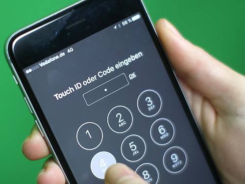 Apple hatte sich nach einem Anschlag von 2015 lieber vom FBI verklagen lassen, statt eine Software zum Entsperren von iPhones zu schreiben. Foto: Michael Kappeler/dpa