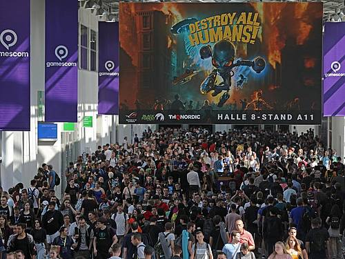 Messebesucher gehen über die Computerspiele Messe „Gamescom“. Foto: Oliver Berg/dpa/Archivbild