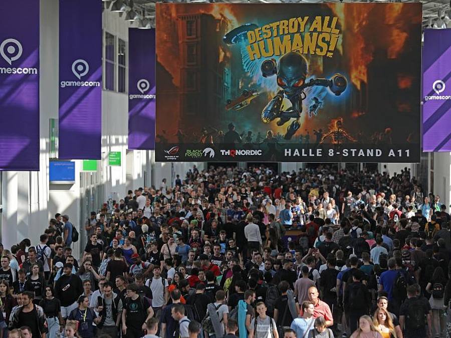 Messebesucher gehen über die Computerspiele Messe „Gamescom“. Foto: Oliver Berg/dpa/Archivbild
