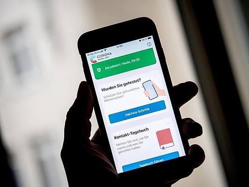 Pandemie-Bekämpfung per Smartphone: Knapp 230.000 positiv getestete Personen haben über die Corona-Warn-App bereits Mitmenschen alarmiert. Foto: Zacharie Scheurer/dpa-tmn