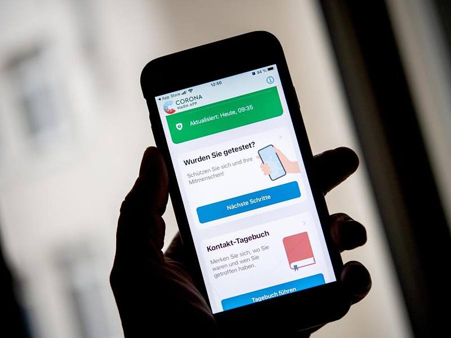 Pandemie-Bekämpfung per Smartphone: Knapp 230.000 positiv getestete Personen haben über die Corona-Warn-App bereits Mitmenschen alarmiert. Foto: Zacharie Scheurer/dpa-tmn