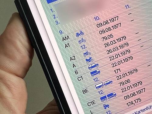 Ein Mann hält ein iPhone mit der App ID Wallet, in der die digitale Variante eines Führerscheins zu sehen ist. Foto: Christoph Dernbach/dpa