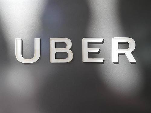 Das Uber-Firmenlogo am Hauptsitz des Unternehmens in San Francisco. Foto: Christoph Dernbach/dpa