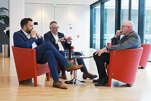 Die SHD-Geschäftsführer Toralf Lips (l.) und Marco Graef (r.) im Gespräch mit Walter Liedtke