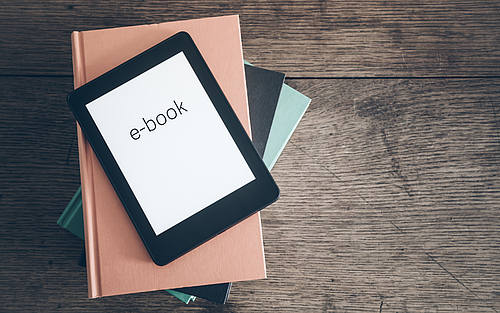 E-Reader auf einem Stapel Bücher