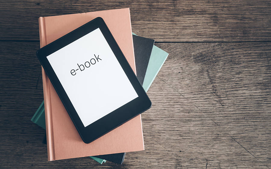 E-Reader auf einem Stapel Bücher
