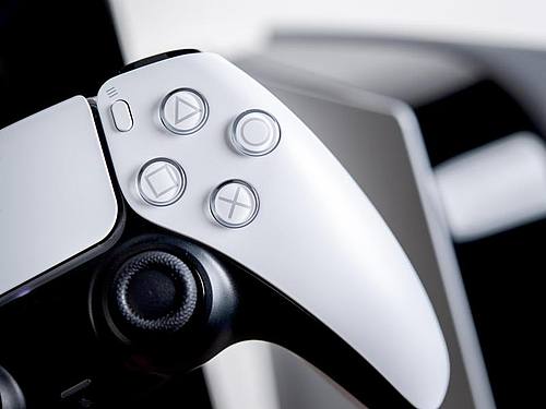 Die neue Playstation 5 ist derzeit ausverkauft. Hersteller Sony beklagt Lieferprobleme. Foto: Zacharie Scheurer/dpa-tmn