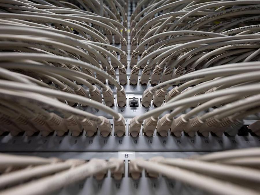 Netzwerkkabel in einem Höchstleistungsrechenzentrum. Foto: Marijan Mur