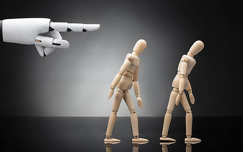 Roboter verweist Holzfiguren ihres Platzes