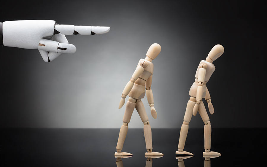 Roboter verweist Holzfiguren ihres Platzes