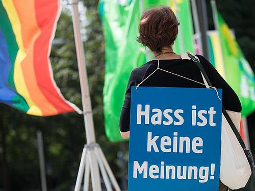 Wer online Hassbotschaften verbreitet oder Menschen bedroht, muss künftig mit schärferer Verfolgung rechnen. Foto: Frank Rumpenhorst/dpa