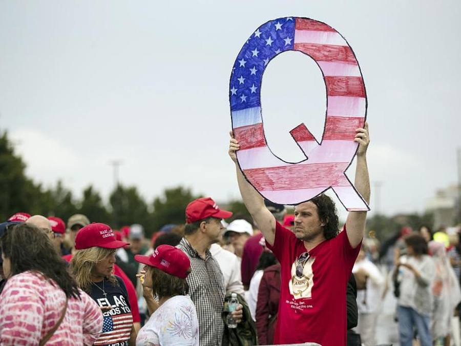 Die zentrale Behauptung der QAnon-Anhänger ist, dass es eine Verschwörung gegen US-Präsident Donald Trump in den tieferen Schichten des US-Regierungsapparats gebe. Foto: Matt Rourke/AP/dpa
