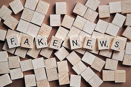 Fake News mit Scrabble-Steinen gelegt
